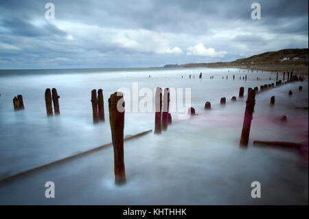 Seascape vers Whitby floue avec les vagues de l'océan et des rangées de mer en épis, Paris, France Banque D'Images