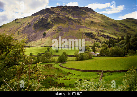 Paysage panoramique avec valley farmhouse Cap Sud ci-dessous Fells, Lake District, Cumbria, Royaume-Uni Banque D'Images