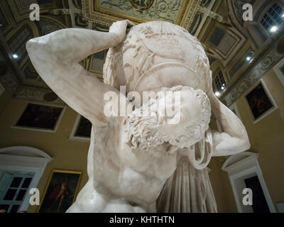 Naples. L'Italie. Atlas Farnèse sculpture, 2ème siècle A.D. Museo Archeologico Nazionale di Napoli. Musée Archéologique National de Naples. Banque D'Images