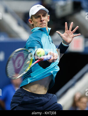 Joueur de tennis sud-africain KEVIN ANDERSON (RSA) joue forehand, tourné pendant masculin match à l'US Open 2017, Tournoi de tennis de la ville de New York, Banque D'Images