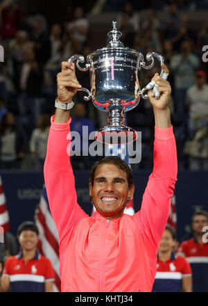 Le joueur de tennis espagnol Rafael Nadal avec le trophée US Open 2017 lors de la finale masculine, remise des prix, New York City, État de New York, États-Unis. Banque D'Images