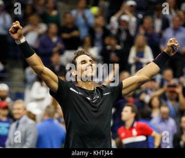 Le joueur de tennis espagnol RAFAEL NADAL (ESP) célèbre le championnat de tennis US Open 2017, New York City, État de New York, États-Unis. Banque D'Images