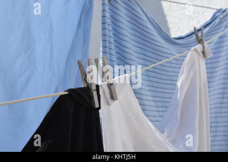 Laundry day. lave-pendaison sur la ligne, le séchage au soleil Banque D'Images