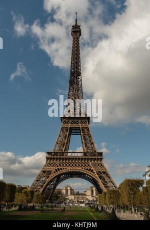 La tour eiffel à la fin du mois d'octobre contre trocadero Banque D'Images