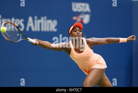 La joueuse de tennis américaine SLOANE STEPHENS (USA) frapper un coup droit tourné pendant les match à l'US Open 2017, Tournoi de tennis de la ville de New York, Banque D'Images