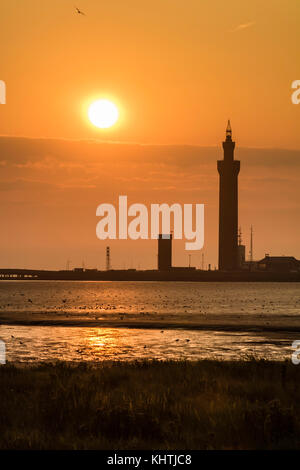 Matin lever de soleil sur la tour du dock de Grimsby Banque D'Images