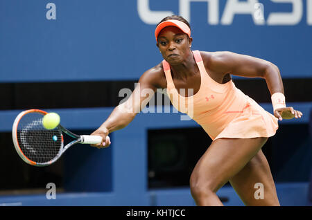 La joueuse de tennis américaine sloane Stephens (usa) frapper un coup droit tourné pendant les match à l'US Open 2017, tournoi de tennis de la ville de New York, Banque D'Images