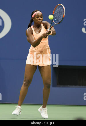 La joueuse de tennis américaine sloane Stephens (usa) frapper un coup de revers au cours de dames en match à l'US Open 2017, tournoi de tennis de la ville de New York, Banque D'Images