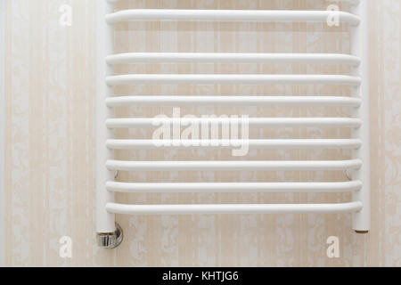 Blanc mural radiateur sèche-serviettes à carreaux de travertin dans salle de bains moderne Banque D'Images