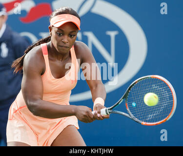 La joueuse de tennis américaine SLOANE STEPHENS (États-Unis) frappant un coup de revers lors d'un match féminin en simple à l'US Open 2017 Tennis Championship, New York, Banque D'Images