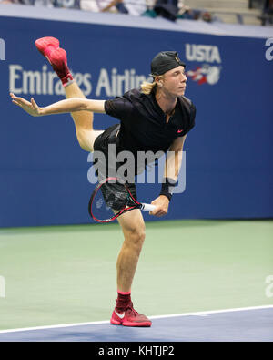 Joueur de tennis canadien denis shapovalov servant ball on court pendant masculin match à l'US Open Tennis Championship 2017, new york city, new york Banque D'Images