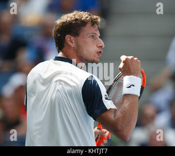 Le joueur de tennis espagnol PABLO CARRENO BUSTA (ESP) fait un poing et acclame pendant Celebrates match point à l'US Open 2017 Tennis Championship, New York ci Banque D'Images