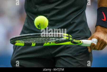 Le joueur de tennis espagnol Rafael Nadal rebondit une balle de tennis sur une raquette de tennis lors du championnat de tennis US Open 2017, New York City, État de New York, United St. Banque D'Images