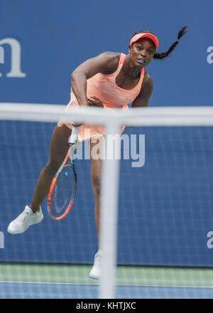 La joueuse de tennis américaine sloane Stephens (usa) desservant ball on court pendant les match à l'US Open 2017, tournoi de tennis de la ville de New York, ne Banque D'Images