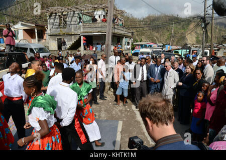 Le Prince de Galles, avec le Secrétaire au développement international Penny Mordtante, regardant des danseurs avant de rencontrer des habitants du village de Pichelin en République dominicaine, alors qu'il poursuit sa tournée des îles des Caraïbes ravagées par les ouragans. Banque D'Images