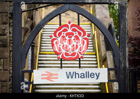 Whalley village de la vallée de Ribble, Lancashire. Sur la photo de la gare de Whalley, entrée avec un signe et l'emblématique rose rouge de Lancashire dans le Banque D'Images