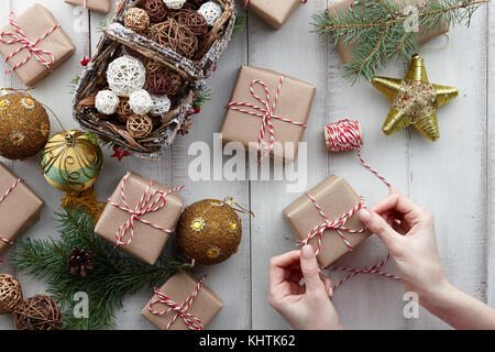 Christmas et coffrets cadeaux dans du papier kraft, préparation de vacances Banque D'Images
