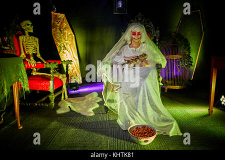 Lowry Outlet Mall à MedicityUK, Salford, Greater Manchester, organisez un événement Grimaces dans l'intérieur du centre commercial. En photo une femme habillée en mariée morte Banque D'Images