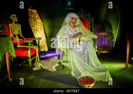 Lowry Outlet Mall à MedicityUK, Salford, Greater Manchester, organisez un événement Grimaces dans l'intérieur du centre commercial. En photo une femme habillée en mariée morte Banque D'Images