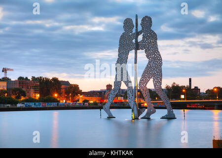 Berlin - 22 août 2017 : molecul sculpture homme le 22 août 2017 à Berlin, Allemagne. c'est l'un d'une série de sculptures en aluminium, conçu par l'Ameri Banque D'Images