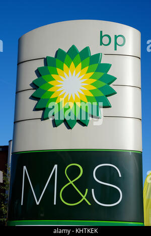 Panneau de garage bp à Southend on Sea, Essex. Logo Helios tournesol . M&S. Banque D'Images