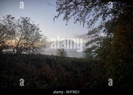 L'automne dans Cheshire, ancien château royal de Beeston médiévale perchée sur un éperon rocheux de grès vu à travers il matin, la brume et le brouillard. Banque D'Images