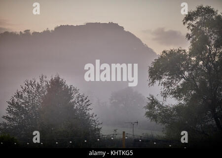 L'automne dans Cheshire, ancien château royal de Beeston médiévale perchée sur un éperon rocheux de grès vu à travers il matin, la brume et le brouillard. Banque D'Images