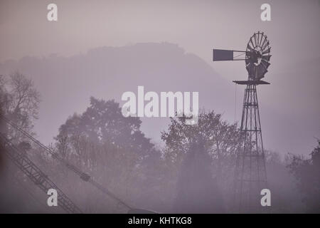 L'automne dans Cheshire, ancien château royal de Beeston médiévale perchée sur un éperon rocheux de grès vu à travers il matin, la brume et le brouillard. Banque D'Images