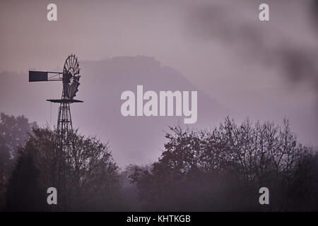 L'automne dans Cheshire, ancien château royal de Beeston médiévale perchée sur un éperon rocheux de grès vu à travers il matin, la brume et le brouillard. Banque D'Images
