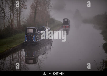 Matin d'automne brouillard brouillard Cheshire, Tiverton, Tarporley. Narrowboats amarré sur le côté de la pub sur le Chêne ombragé du canal de Shropshire Union Banque D'Images