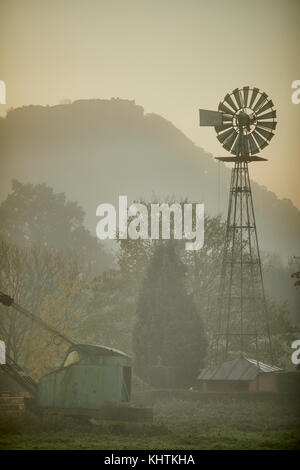 L'automne dans Cheshire, ancien château royal de Beeston médiévale perchée sur un éperon rocheux de grès vu à travers il matin, la brume et le brouillard. Banque D'Images