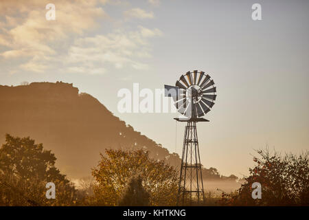 L'automne dans Cheshire, ancien château royal de Beeston médiévale perchée sur un éperon rocheux de grès vu à travers il matin, la brume et le brouillard. Banque D'Images