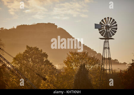 L'automne dans Cheshire, ancien château royal de Beeston médiévale perchée sur un éperon rocheux de grès vu à travers il matin, la brume et le brouillard. Banque D'Images