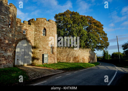 L'automne dans Cheshire, ancien château royal de Beeston médiévale perchée sur un éperon rocheux de grès entrée principale Banque D'Images