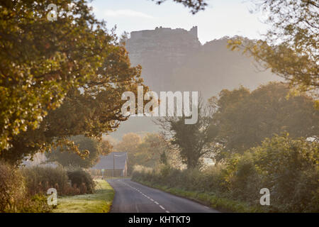 L'automne dans Cheshire, ancien château royal de Beeston médiévale perchée sur un éperon rocheux de grès vu à travers il matin, la brume et le brouillard. Banque D'Images