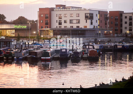 L'automne à Northwich, Cheshire, le canal narrowboat marina dans le centre-ville Banque D'Images