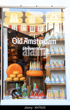 Vente de fromage avec le marché aux fleurs flottant sur le canal Singel, à Amsterdam aux Pays-Bas Banque D'Images