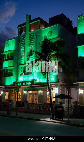 L'Ocean Plaza McAlpin-hotel de nuit avec des néons le long d'Ocean Drive dans le quartier Art déco de South Beach Miami en Floride. Banque D'Images