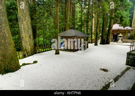 Bâtiment traditionnel japonais Temple d'un sanctuaire avec gravier blanc Banque D'Images