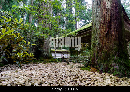 Bâtiment traditionnel japonais Temple d'un sanctuaire avec gravier blanc Banque D'Images