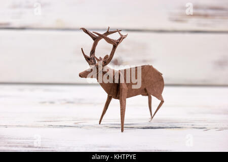 Figurine cerf sur fond de bois Banque D'Images