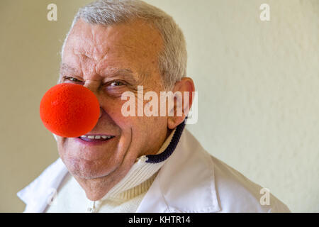 Ancien médecin de campagne avec clown nez rouge smiling Banque D'Images