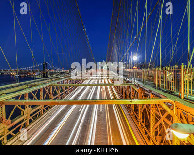 Une longue exposition sur le pont de Brooklyn Banque D'Images