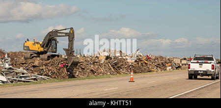 Rockport, Texas - les débris de l'ouragan Harvey's destruction immergées dans la bande médiane de la State highway 35. Banque D'Images