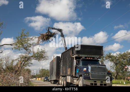 Rockport, Texas - un camion ramasse les débris de l'ouragan Harvey, 10 semaines après la tempête son sud du Texas. Banque D'Images