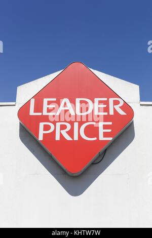 Saint egreve, France - 25 juin 2017 : leader price logo sur un mur. leader price est une chaîne de magasins discount français du groupe casino Banque D'Images