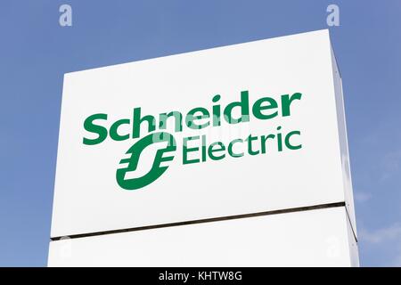 Grenoble, France - le 24 juin 2017 : schneider electric logo sur un panneau. schneider electric est une société multinationale européenne, leader dans le domaine de l'automatisation Banque D'Images