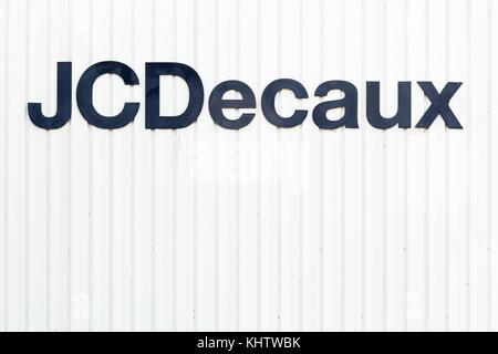 Grenoble, France - 24 juin 2017 : jcdecaux est une société multinationale basée en France, connue pour ses systèmes d'arrêt d'autobus et les panneaux publicitaires Banque D'Images