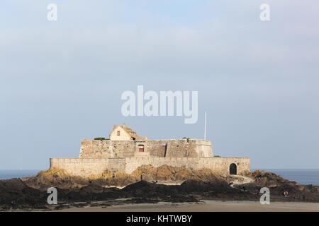 Fort national à marée basse à saint malo, Bretagne, France Banque D'Images