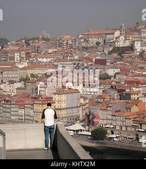 Septembre 2017 - Lone Guy se tenait sur la plate-forme de visualisation par le téléphérique de Porto, Portugal. Banque D'Images